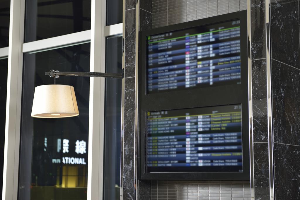 The Royal Park Hotel Tokyo Haneda Airport Terminal 3 Exterior foto The airport's flight information board.