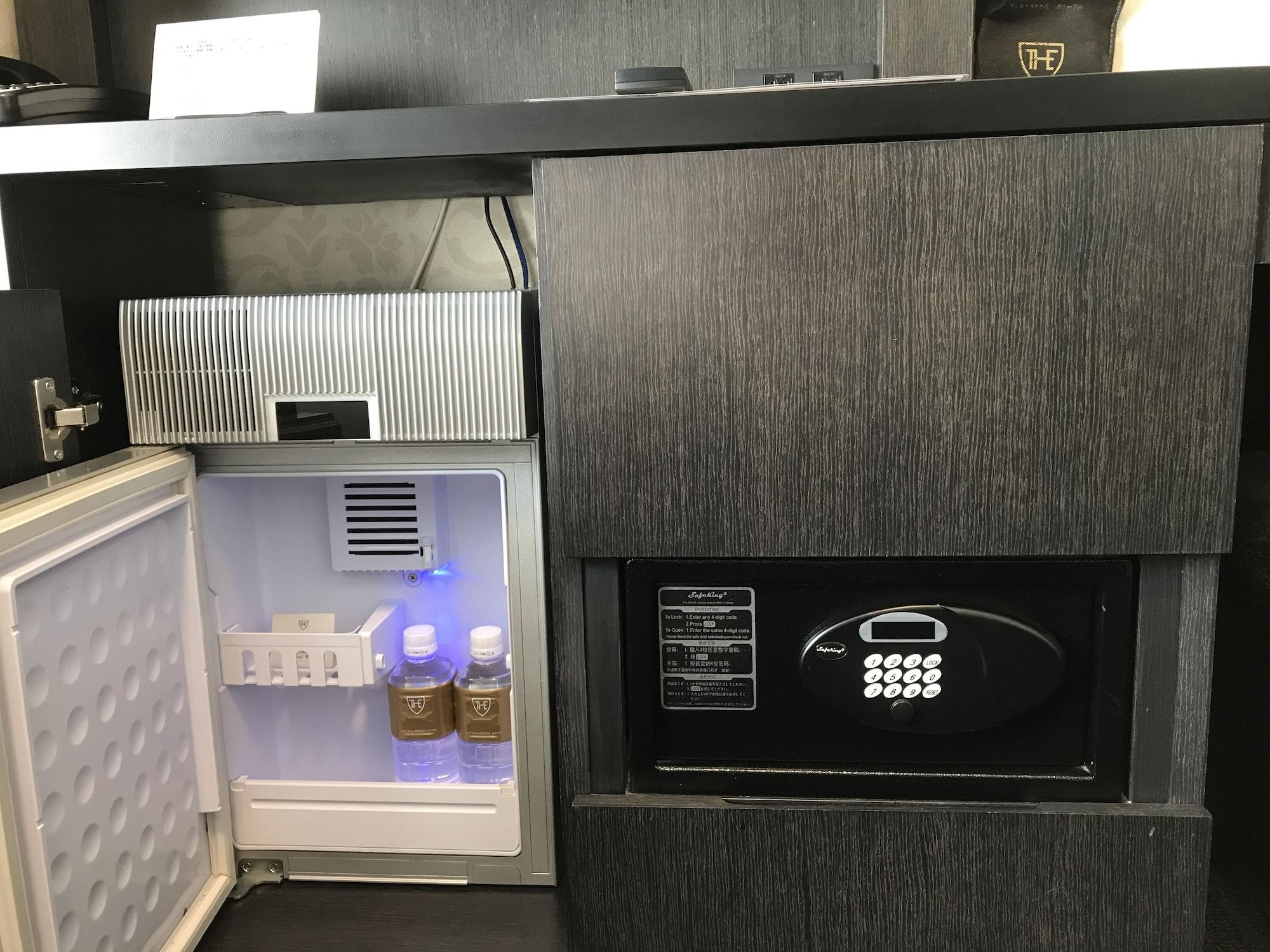 The Royal Park Hotel Tokyo Haneda Airport Terminal 3 Exterior foto Safe and fridge in the hotel room