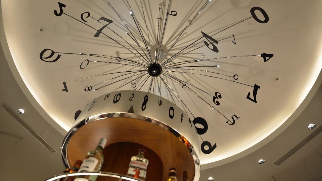 The Royal Park Hotel Tokyo Haneda Airport Terminal 3 Exterior foto The clock on the ceiling of the bar