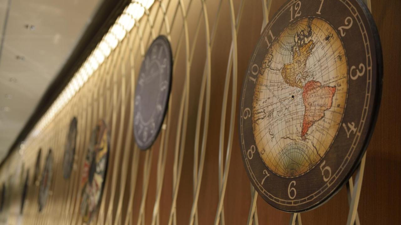 The Royal Park Hotel Tokyo Haneda Airport Terminal 3 Exterior foto Clock on the wall of the station