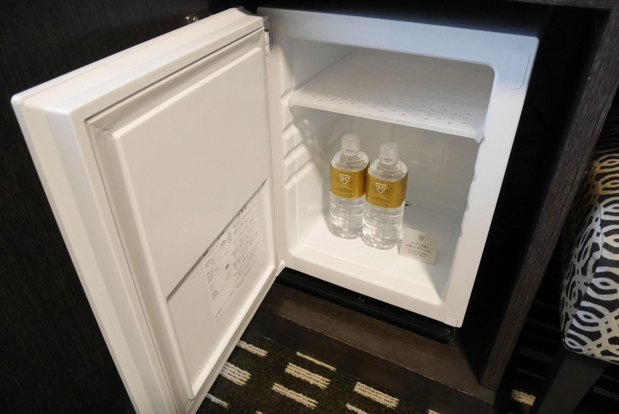 The Royal Park Hotel Tokyo Haneda Airport Terminal 3 Exterior foto A refrigerator in a room at a hotel