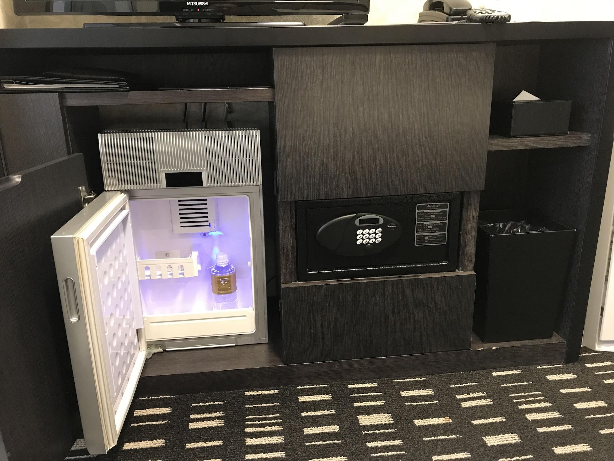 The Royal Park Hotel Tokyo Haneda Airport Terminal 3 Exterior foto A refrigerator in a hotel room