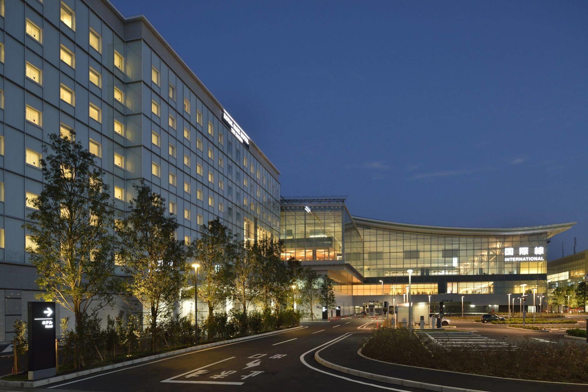 The Royal Park Hotel Tokyo Haneda Airport Terminal 3 Exterior foto The hotel at night