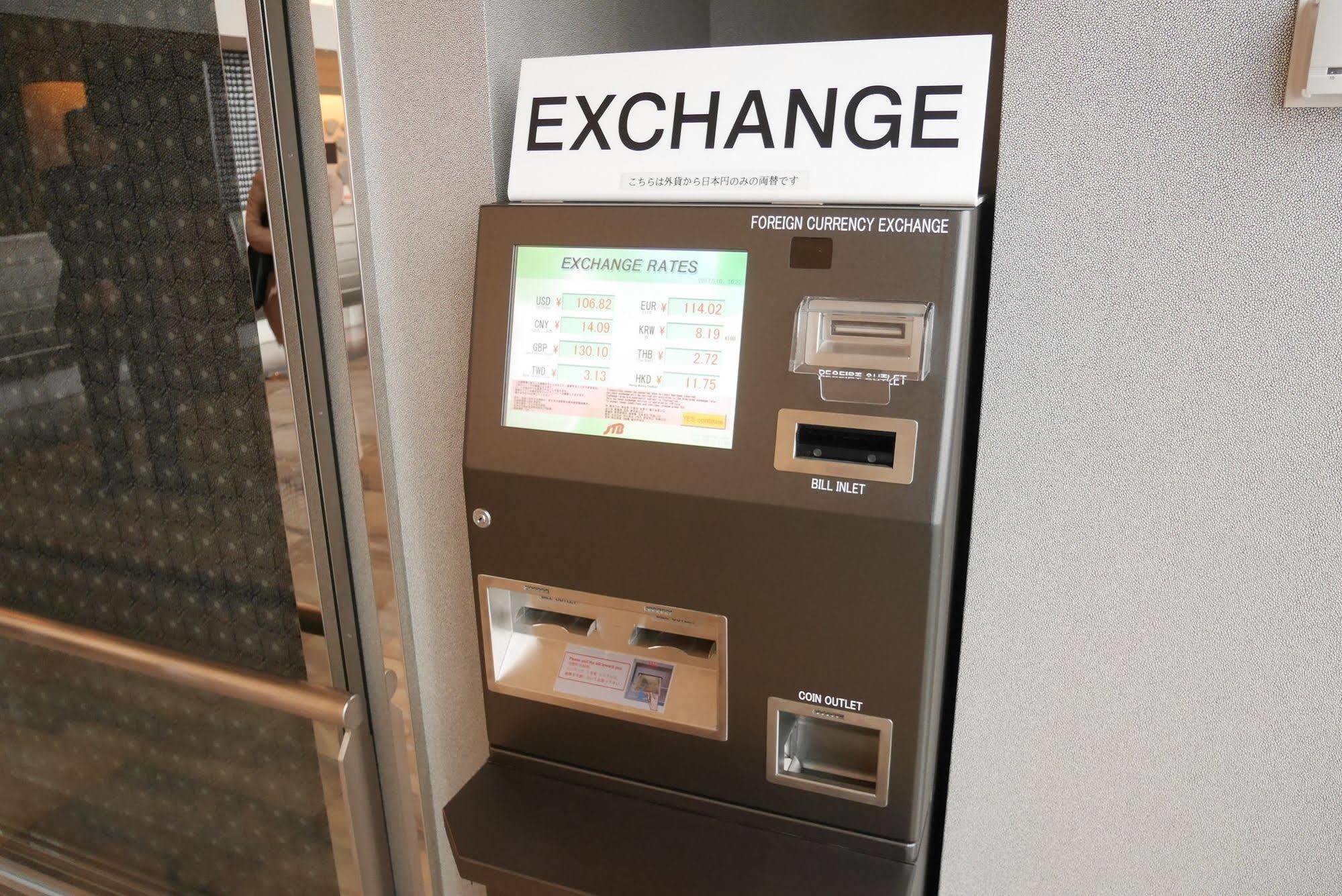 The Royal Park Hotel Tokyo Haneda Airport Terminal 3 Exterior foto Foreign currency exchange machine in Tokyo